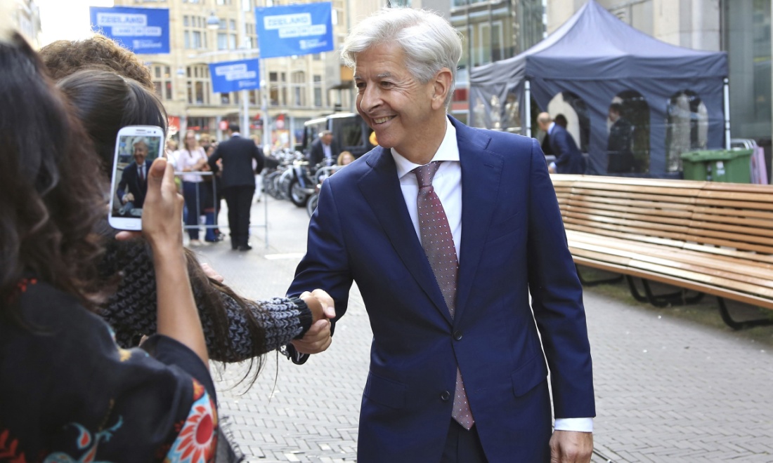 Politician tipped to be Dutch PM writes newspaper apology to NSC chair