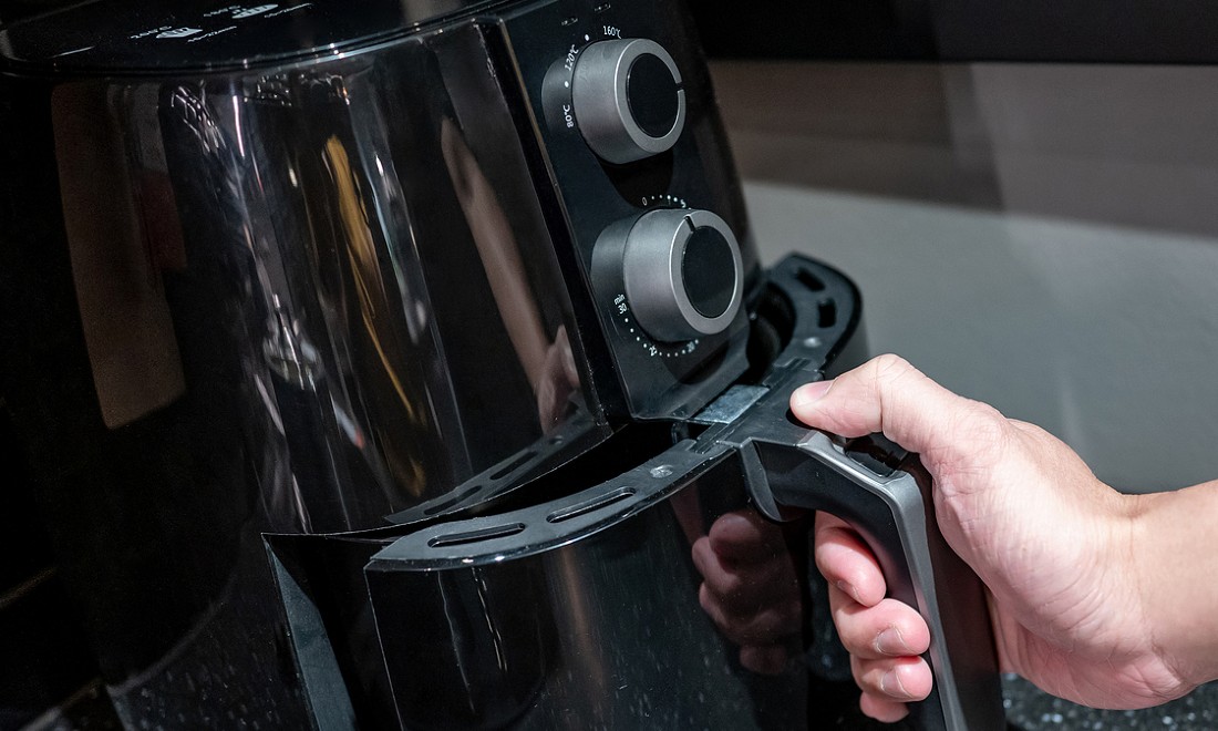 [Video] Man whips out airfryer and cooks himself a snack on NS train