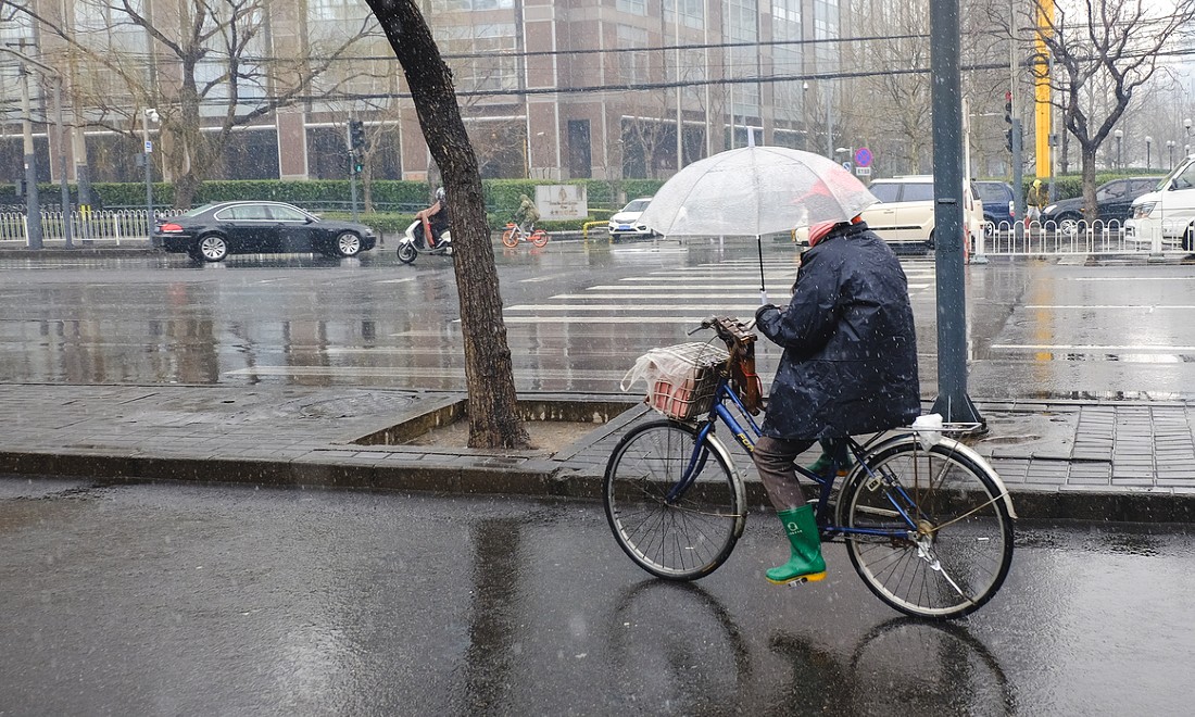 [Video] Could this umbrella be the solution to your rainy commute problems?