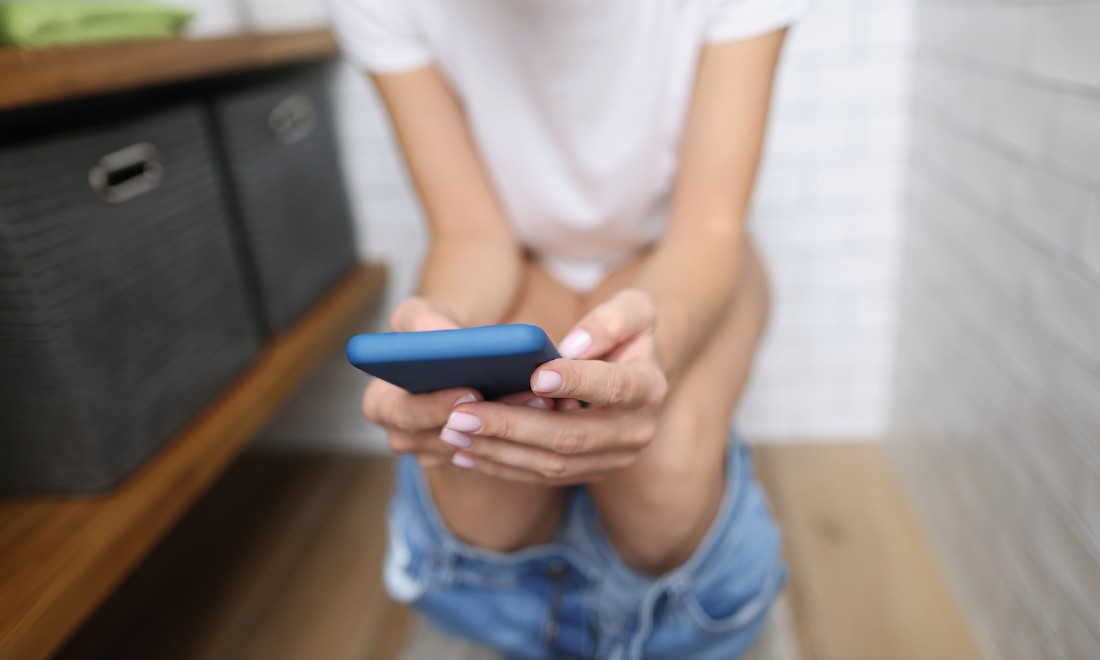 Study finds two-thirds of the Dutch use their phones on the toilet