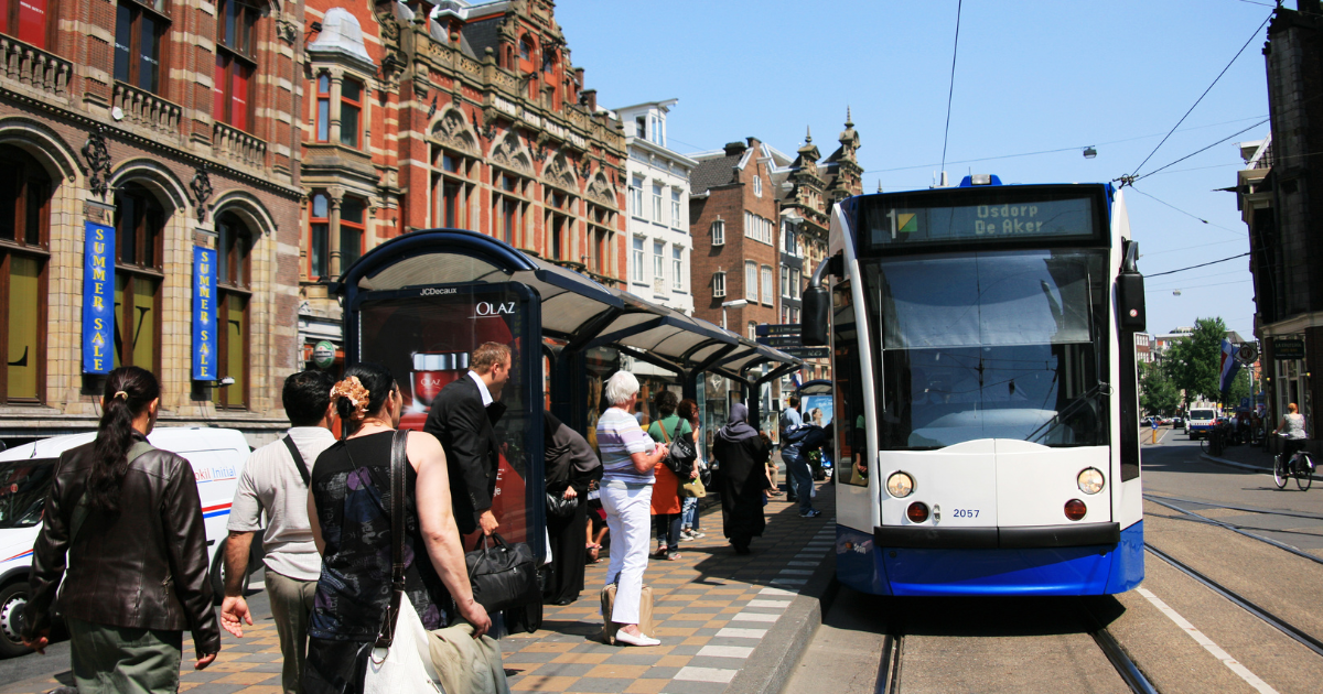 Travellers use Dutch public transport more on weekends, less during the week