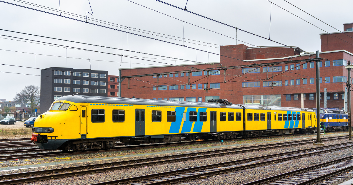 Old Apekop train returns to the tracks, running from Amersfoort Centraal